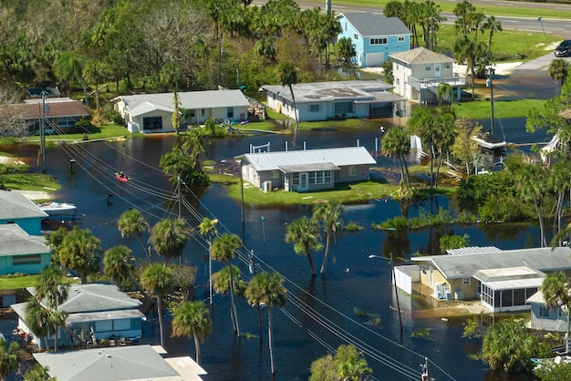 Umgeben von Hurrikan-Ian-Niederschlägen überschwemmt Häuser in einem Wohngebiet in Florida Folgen einer Naturkatastrophe