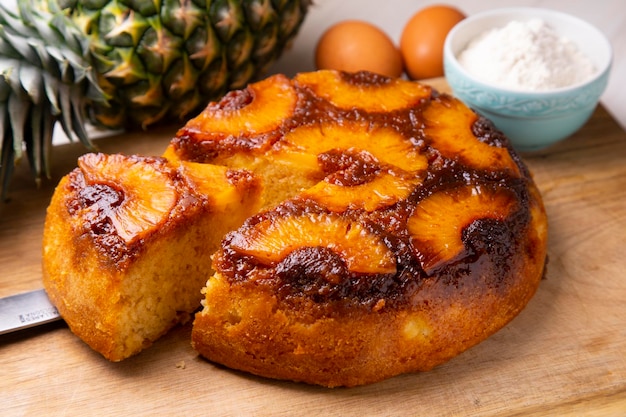 Umgekehrter Ananas-Biskuitkuchen.