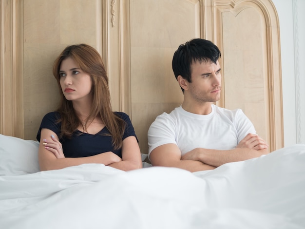 Umgekippte junge Paare, die Probleme im Schlafzimmer haben
