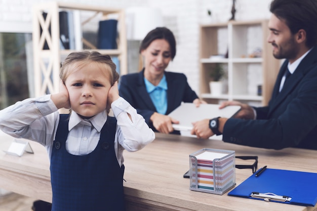 Umgekippte kleine Tochter mit arbeitenden Eltern zu Hause