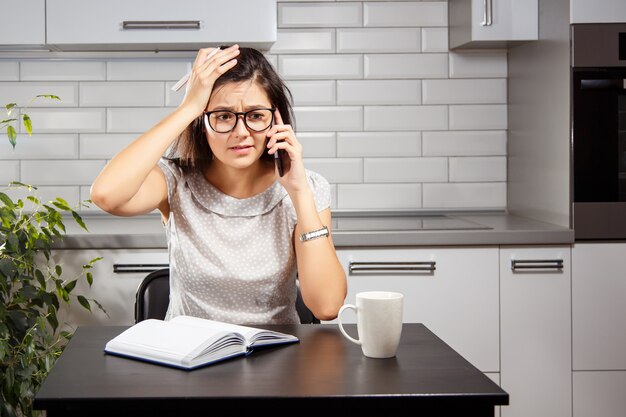 Umgekipptes Mädchen, das am Telefon spricht