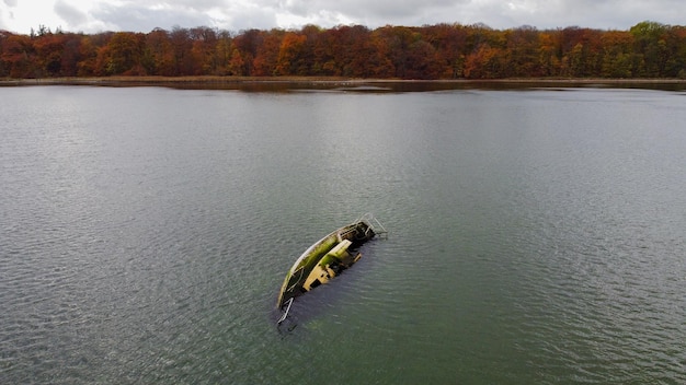 Umgestürztes Boot im Wasser