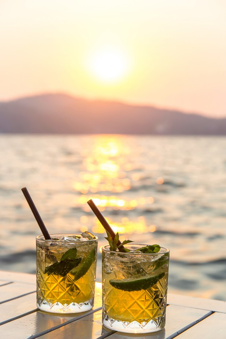 Foto umhüllung mojito in einem straßenkaffee als sommerferien