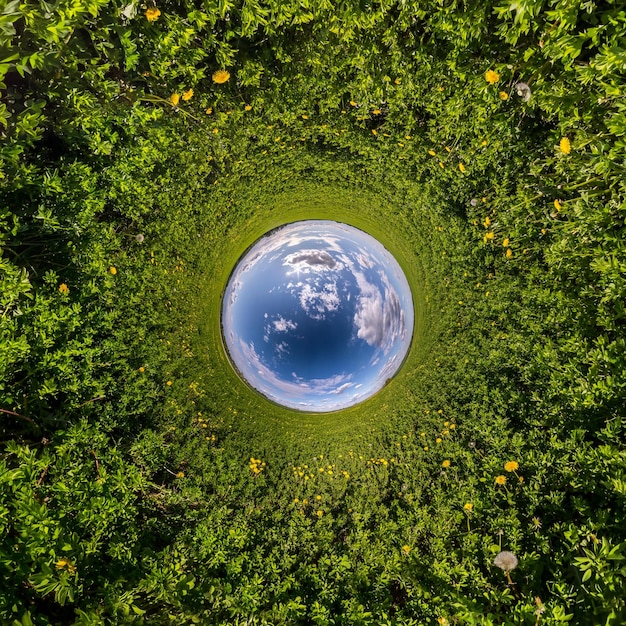 Umkehrung der kleinen Planetentransformation des sphärischen Panoramas 360 Grad sphärische abstrakte Luftaufnahme im Feld mit fantastisch schönen Wolken Krümmung des Weltraums