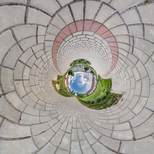 Umkehrung des blauen kleinen Planeten Transformation des sphärischen Panoramas 360 Grad Sphärische abstrakte Luftaufnahme auf dem Feld mit fantastischen schönen Wolken Krümmung des Weltraums