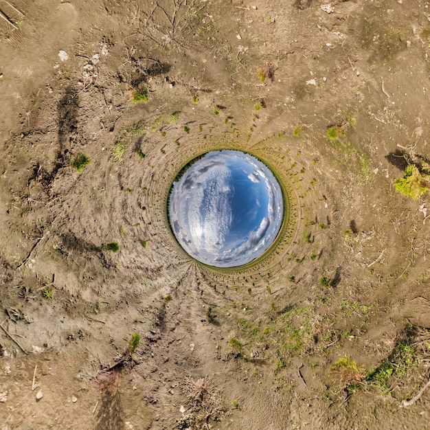 Umkehrung des blauen winzigen Planeten Transformation des sphärischen Panoramas 360 Grad Sphärische abstrakte Luftaufnahme auf dem Feld mit fantastischen schönen Wolken Krümmung des Weltraums