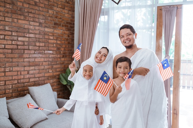 Umrah muçulmano e hajj com bandeira da malásia