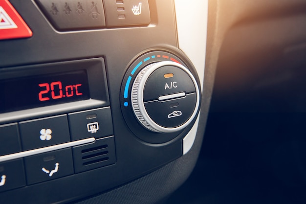 Umschalter der Klimaanlage im Auto. Taste zum Einschalten der Autoklimaanlage. Nahaufnahme mit selektivem Fokus.