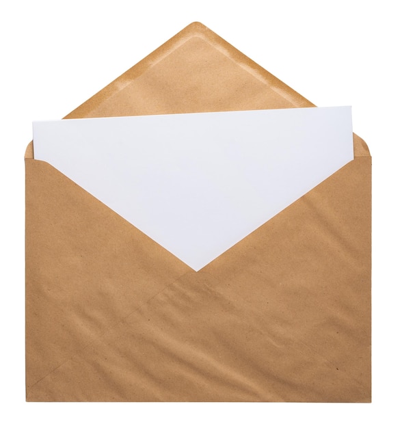 Umschlag aus recyceltem Craftpapier mit isoliertem weißem Hintergrund