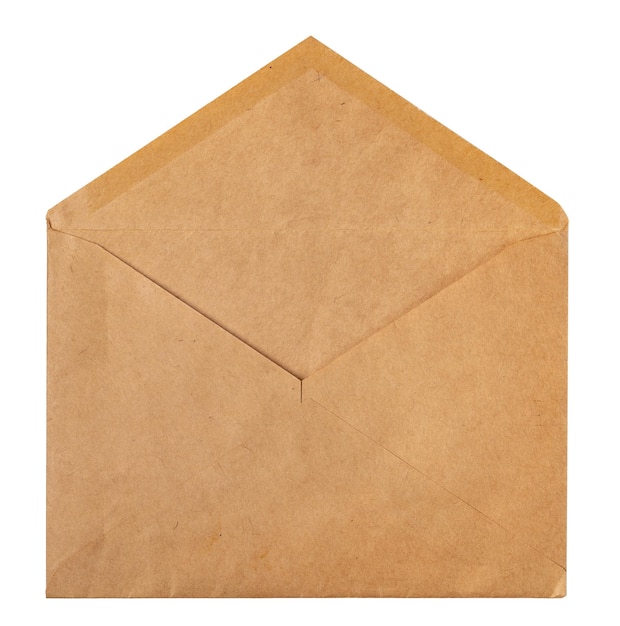 Umschlag aus recyceltem Craftpapier mit isoliertem weißem Hintergrund