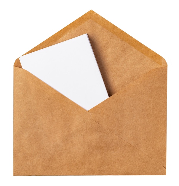 Umschlag aus recyceltem Craftpapier mit isoliertem weißem Hintergrund