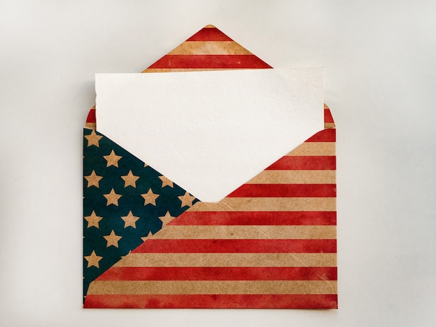 Umschlag in den Farben der amerikanischen Flagge bemalt. Schöne Grußkarte. Nahaufnahme, Ansicht von oben. Urlaubskonzept.