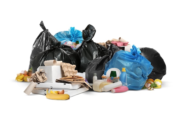 Umwelt Müll und Haufen Plastiktüten auf weißem Hintergrund