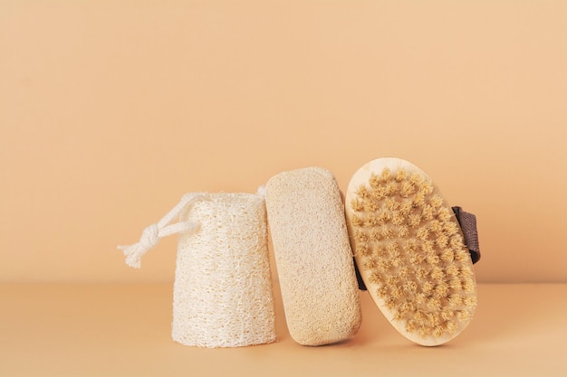 Umweltfreundliche Badezimmeraccessoires auf beige Hintergrund Schönheit nachhaltiges und Wellness-Konzept