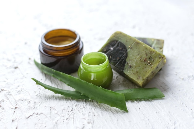 Umweltfreundliche Kosmetikprodukte für die Hautpflege Natürliche Cremeöle mit Aloe-Vitaminen und Präbiotika