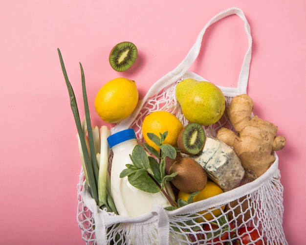 Umweltfreundliche Naturtasche mit Bio-Obst und Gemüse.