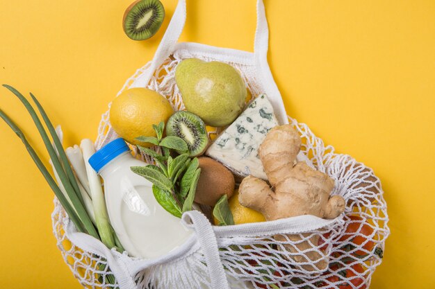 Umweltfreundliche Naturtasche mit Bio-Obst und Gemüse.