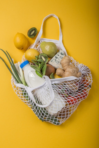 Umweltfreundliche Naturtasche mit Bio-Obst und Gemüse.