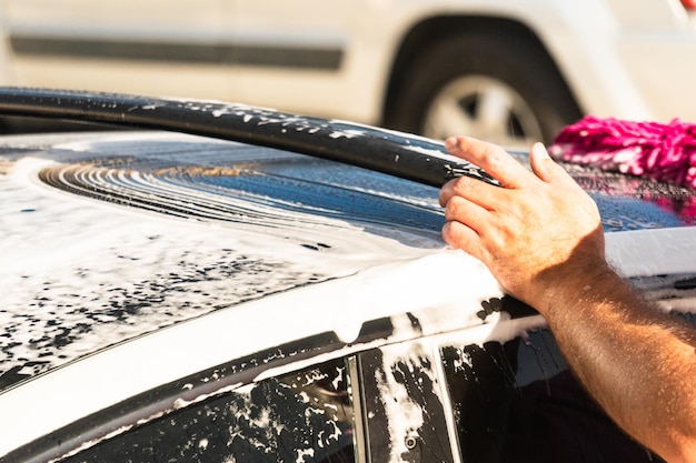 Umweltfreundliche Reinigung Waschen eines Elektroautos zu Hause