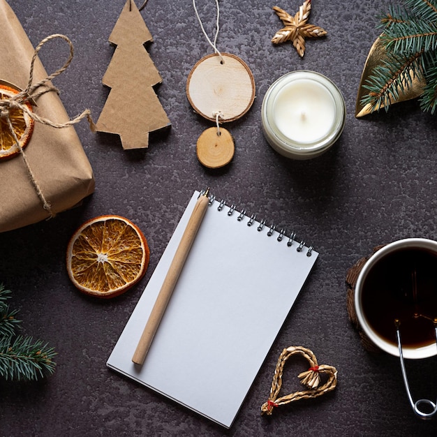 Foto umweltfreundliche und handgefertigte weihnachtsdekorationen auf dunklem hintergrund