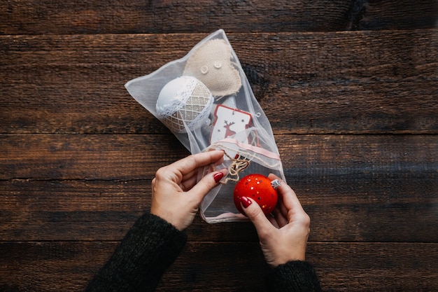 Umweltfreundliche Weihnachtsgeschenkverpackung DIY Geschenkverpackung umweltfreundliche Ideen weibliche Hände mit Weihnachtsgeschenk