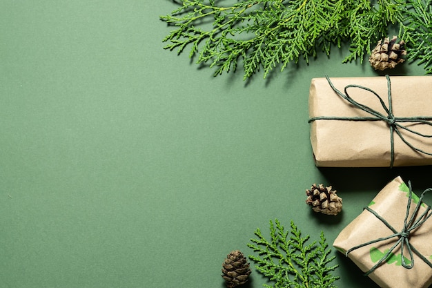 Umweltfreundliche Weihnachtskomposition mit Geschenkboxen aus wiederverwendbarem Papier und natürlichem Dekor