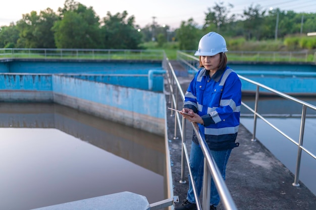 Umweltingenieure arbeiten in Abwasserreinigungsanlagen, Wasserversorgungstechniker arbeiten in einer Wasserrecyclinganlage zur Wiederverwendung, überprüfen Sie, ob die Menge an Chlor im Wasser innerhalb der Kriterien liegt.