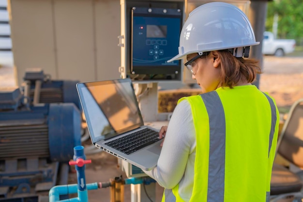 Foto umweltingenieure arbeiten in abwasserreinigungsanlagen, wasserversorgungstechniker arbeiten in einer wasserrecyclinganlage zur wiederverwendung, überprüfen sie, ob die menge an chlor im wasser innerhalb der kriterien liegt.