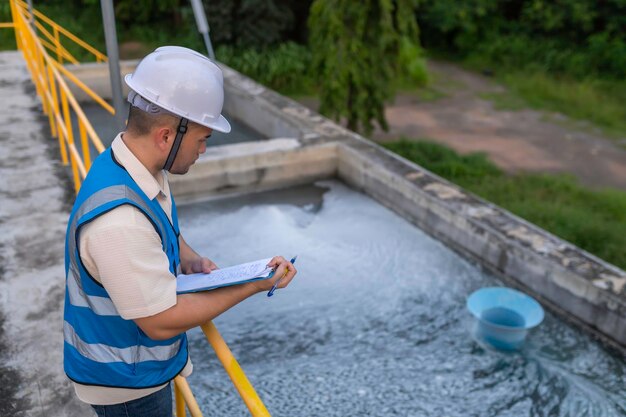 Umweltingenieure arbeiten in Abwasserreinigungsanlagen Wasserversorgungstechniker arbeiten in einer Wasserrecyclinganlage zur Wiederverwendung