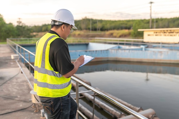 Umweltingenieure arbeiten in Abwasserreinigungsanlagen Wasserversorgungstechniker arbeiten in einer Wasserrecyclinganlage zur Wiederverwendung