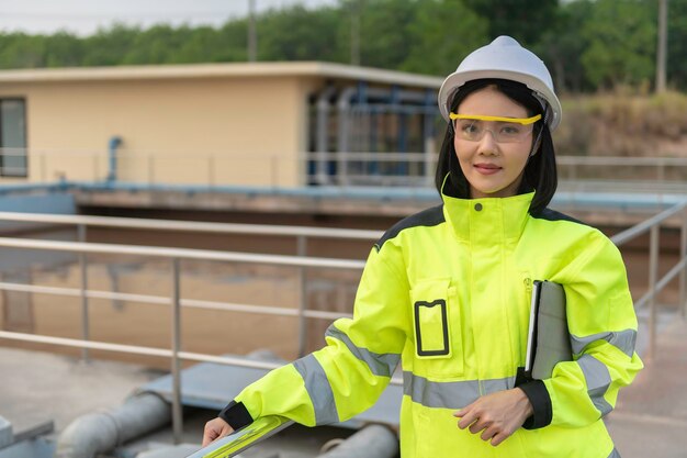 Umweltingenieure arbeiten in KläranlagenWasserversorgungstechnik arbeiten in einer Wasserrecyclinganlage zur Wiederverwendung