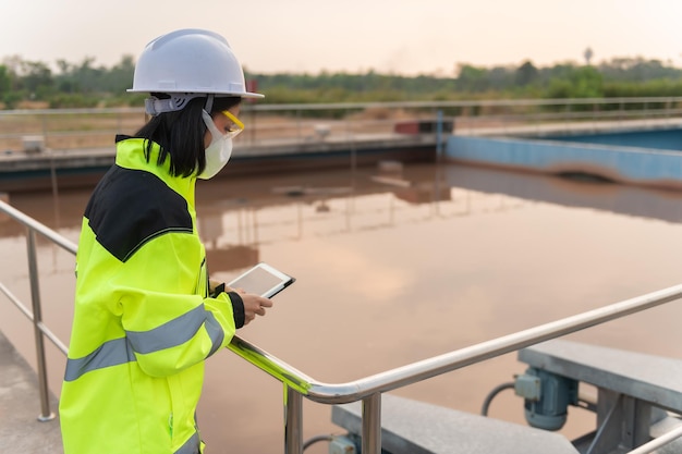 Umweltingenieure arbeiten in KläranlagenWasserversorgungstechnik arbeiten in einer Wasserrecyclinganlage zur Wiederverwendung