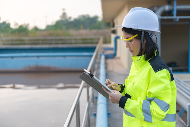 Umweltingenieure arbeiten in KläranlagenWasserversorgungstechnik arbeiten in einer Wasserrecyclinganlage zur Wiederverwendung