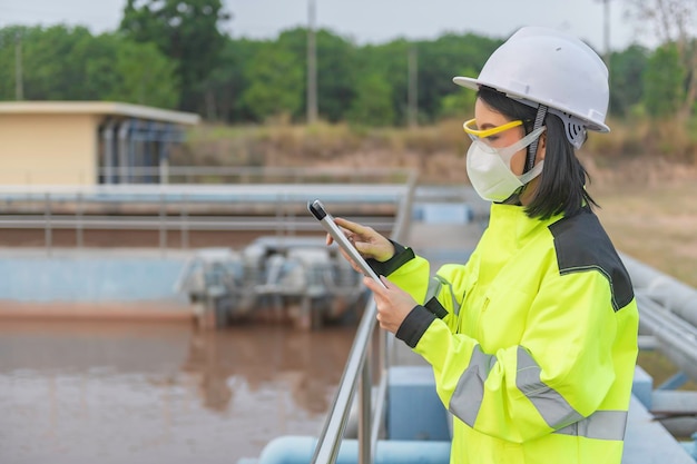 Umweltingenieure arbeiten in KläranlagenWasserversorgungstechnik arbeiten in einer Wasserrecyclinganlage zur Wiederverwendung