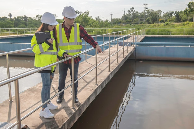 Umweltingenieure arbeiten in KläranlagenWasserversorgungstechnik arbeiten in einer Wasserrecyclinganlage zur WiederverwendungTechniker und Ingenieure besprechen die Zusammenarbeit