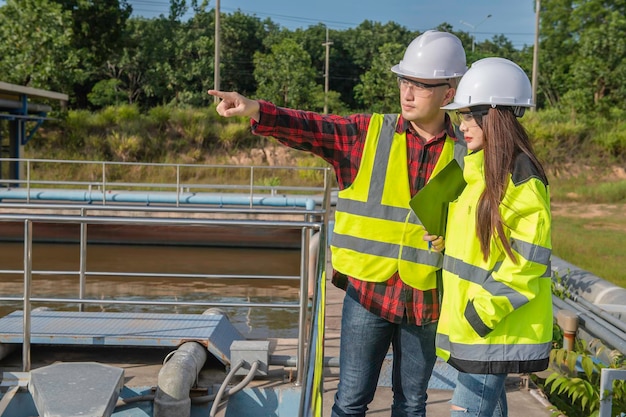 Umweltingenieure arbeiten in KläranlagenWasserversorgungstechnik arbeiten in einer Wasserrecyclinganlage zur WiederverwendungTechniker und Ingenieure besprechen die Zusammenarbeit