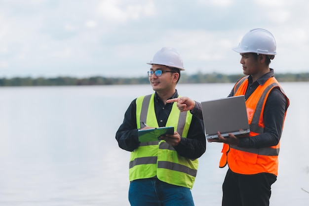 Umweltingenieure arbeiten in KläranlagenWasserversorgungstechnik arbeiten in einer Wasserrecyclinganlage zur WiederverwendungTechniker und Ingenieure besprechen die Zusammenarbeit