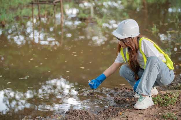 Umweltingenieure inspizieren die WasserqualitätBringen Sie Wasser zum Testen ins LaborÜberprüfen Sie den Mineralgehalt in Wasser und BodenÜberprüfen Sie Wasserquellen auf Verunreinigungen