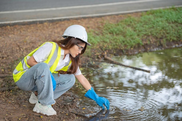 Umweltingenieure inspizieren die WasserqualitätBringen Sie Wasser zum Testen ins LaborÜberprüfen Sie den Mineralgehalt in Wasser und BodenÜberprüfen Sie Wasserquellen auf Verunreinigungen