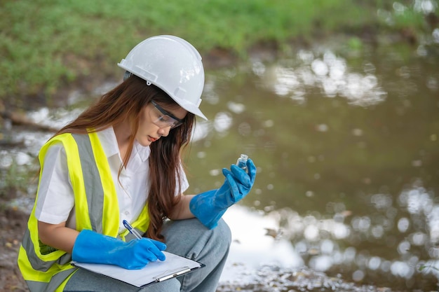 Umweltingenieure inspizieren die WasserqualitätBringen Sie Wasser zum Testen ins LaborÜberprüfen Sie den Mineralgehalt in Wasser und BodenÜberprüfen Sie Wasserquellen auf Verunreinigungen