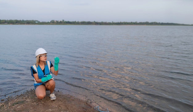 Umweltingenieure inspizieren die WasserqualitätBringen Sie Wasser zum Testen ins LaborÜberprüfen Sie den Mineralgehalt in Wasser und BodenÜberprüfen Sie Wasserquellen auf Verunreinigungen