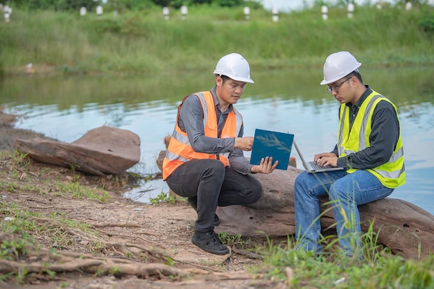 Umweltingenieure prüfen die WasserqualitätBringen Sie Wasser zum Testen ins LaborÜberprüfen Sie den Mineralgehalt in Wasser und BodenBeratung zur Lösung des Problems chemisch kontaminierter Wasserquellen