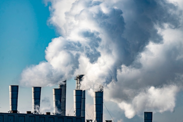 Umweltproblem. Fabrikrohre entwickeln Luftverschmutzung b