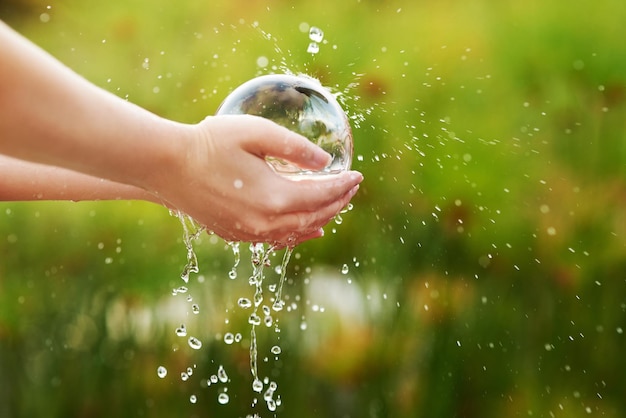 Umweltschutz ist unerlässlich Nahaufnahme von Händen, die unter einem Wasserstrahl ausgestreckt sind