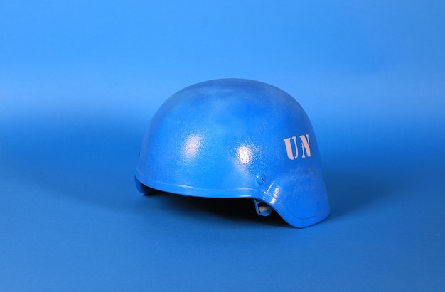 un blauer helm auf blauem hintergrund