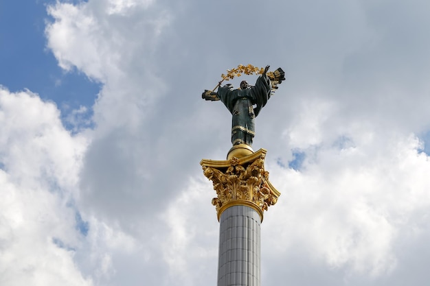 Unabhängigkeitsdenkmal und Berehynia-Statue in Kiew, Ukraine