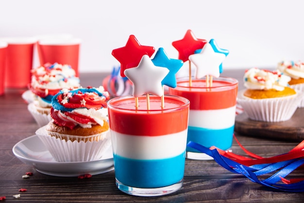 Unabhängigkeitstag, 4. Juli, USA, amerikanische patriotische Party mit amerikanischen Symbolen, Gläser mit leckerem Dessert, geschichtetes buntes Gelee mit Stern-Hardrock-Karamell