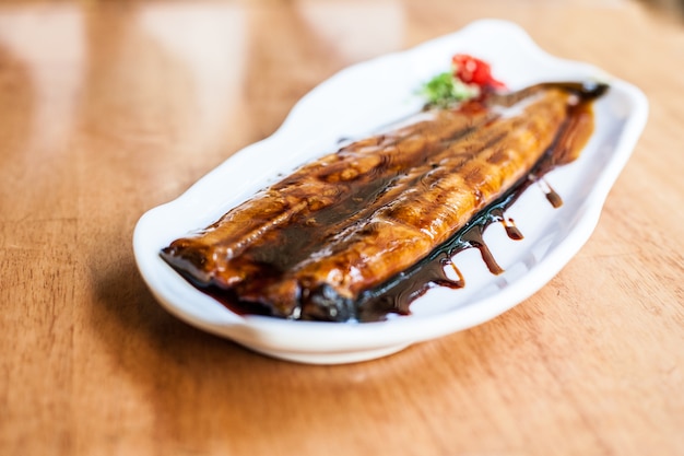 unagi grill pescado comida japonesa en plato blanco