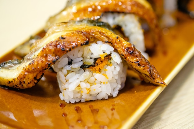 Foto unagi sushi rollt auf platte, japanische art