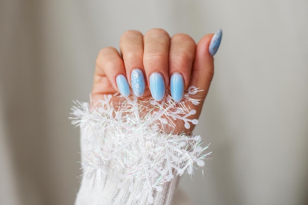 Uñas acogedoras con manicura de invierno con copos de nieve.